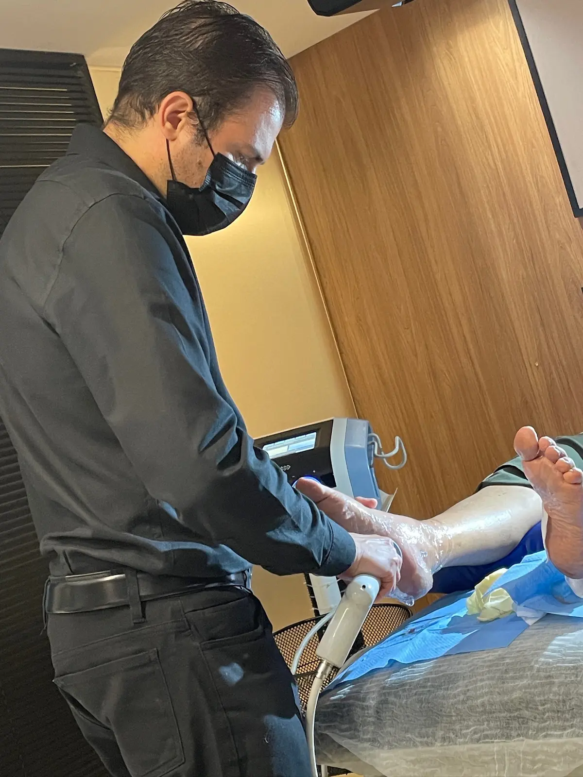 Dr. Francisco Honório Júnior realizando procedimento guiado por ultrassom